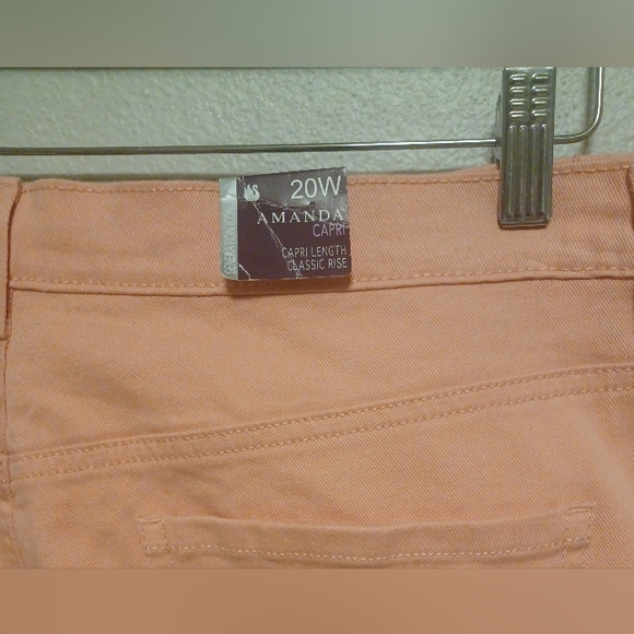 Gloria Vanderbilt Size 20W Amanda Slimming Effect Corral Classic Capri NWT - Picture 9 of 12